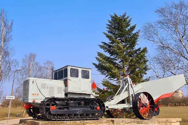 P108-Traktor kraavi kaevamisseadmetega